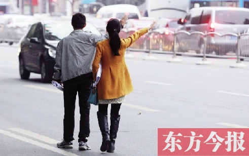 昨日下午5時30分，鄭州市花園路口公交站，一對青年正焦急等車