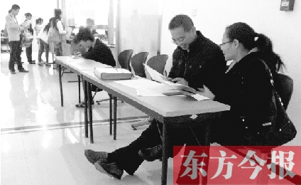 　　10月16日，鄭州市社保中心辦事大廳，新增的桌椅方便了前來辦理手續(xù)的市民