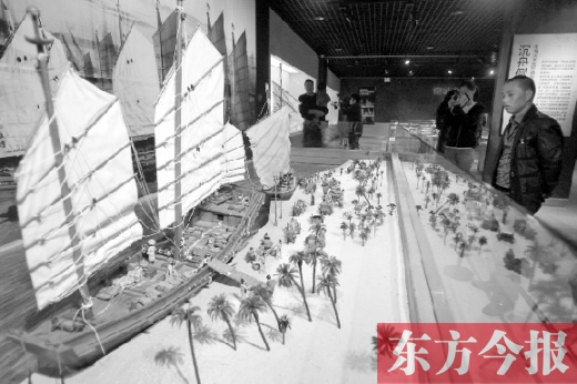 10月19日，大海的方向——西沙華光礁一號沉船寶藏展在省博物院舉行。圖為一位市民在觀看當(dāng)時（宋朝）工