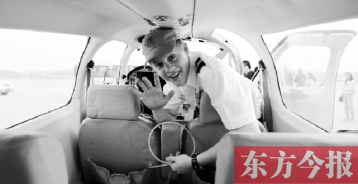 “歡呼”降落鄭州國(guó)際機(jī)場(chǎng)，杰克透過舷窗向人們打招呼