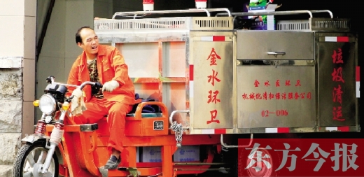 鄭州市金水區(qū)新添置的全封閉電動垃圾清運車，既實用又美觀