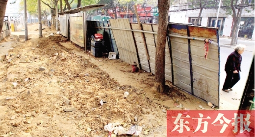鄭州市紅專路與政七街交叉口，一工地“圍而不動(dòng)”，步行者只好擇路而行