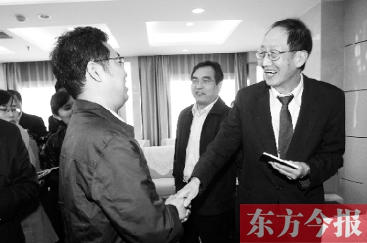 崔琦先生握手東方今報記者靳暉，感謝他把照片珍藏了15年