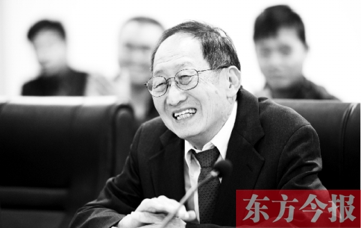 10月24日，美籍華人、諾貝爾物理學(xué)獎(jiǎng)獲得者崔琦先生來鄭訪問