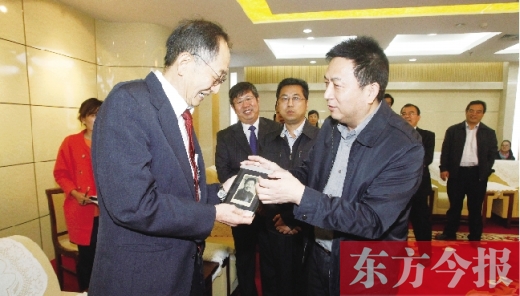 東方今報社社長趙國平（右）向崔琦先生（左）轉(zhuǎn)贈一份特殊的禮物，這份禮物東方今報記者珍藏了15年