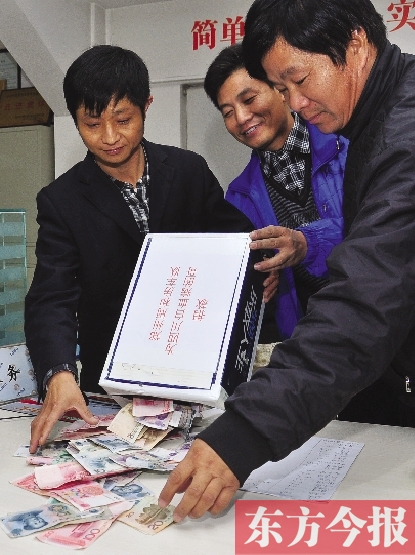 11月2日，鄭州眾多出租車司機(jī)為成都身患重病的的哥鄺德生募捐