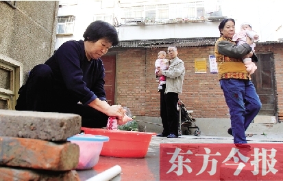 停水期間，一個(gè)水龍頭，12戶居民交替使用