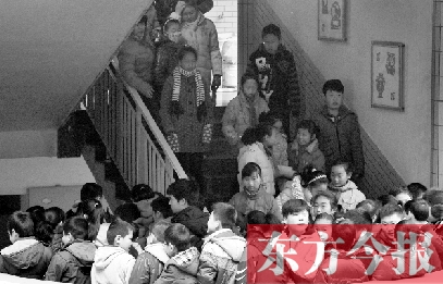某小學(xué)的學(xué)生走下樓梯放學(xué)。2013年年底前，河南省將掛牌督導(dǎo)覆蓋所有中小學(xué)校。