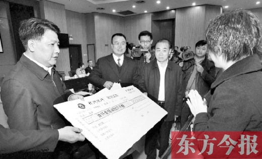 11月5日，省高院院長張立勇（左三）與最高法院執(zhí)行局局長劉貴祥（左一）一起將執(zhí)行款發(fā)放到當(dāng)事人手中