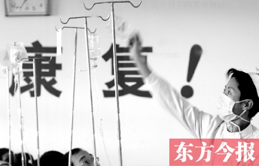 不少人嫌去醫(yī)院看病費(fèi)時(shí)費(fèi)錢，可是很多病癥并不是網(wǎng)上問問專家、自行買藥吃就能治療的