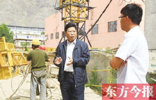 新鄉(xiāng)市援疆前方指揮部指揮長、伊吾縣委副書記鄭援越（中）深入一線調(diào)研