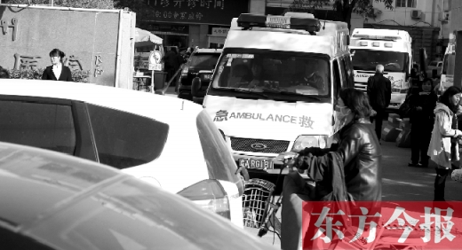 馬路上的機動車越來越多，臨著大路鄭州市第一人民醫(yī)院門口，出急診的救護(hù)車常常遭遇堵車