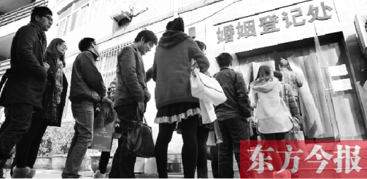 昨日，鄭州市中原區(qū)婚姻登記處等待“領(lǐng)證”的情侶們將隊伍延伸至辦事大廳大門外