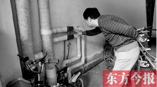 11月11日，一位市民在查看自己的熱計量表
