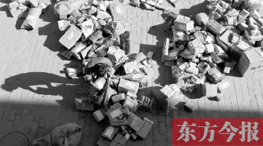 “雙十一”后，快遞員忙著送包裹，連水也不敢喝