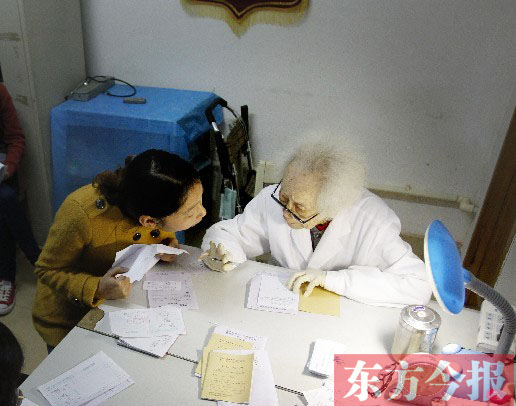 昨日，97歲的“醫(yī)生奶奶”胡佩蘭在給患者看病