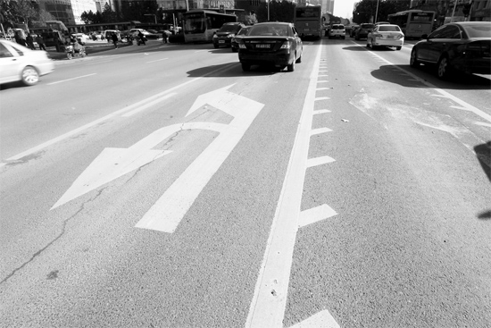 昨日，鄭州市金水路未來路口的“魚刺”車道，好多司機(jī)不知道咋走