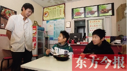 11月30日，鄭州市81中的兩位學(xué)生用勞動(dòng)為自己掙了一頓中午飯，心里很高興