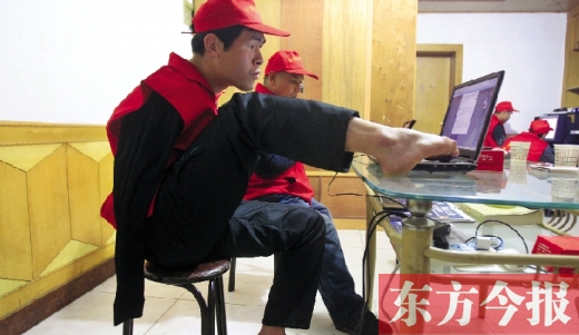 12月2日，一名“豫殘聯(lián)盟”志愿者正通過網(wǎng)絡(luò)、微博等聯(lián)絡(luò)著各地殘疾人朋友 東方今報(bào)首席記者 張曉冬