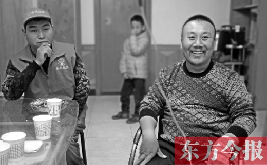 12月2日，“豫殘聯(lián)盟”辦公室里，袁海軍打著點(diǎn)滴與殘疾人朋友們探討著接下來的公益事業(yè)