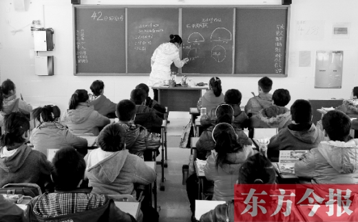 一位老師在給學(xué)生們上課。近日，教育部發(fā)布規(guī)定，再次強(qiáng)調(diào)“師德紅線”