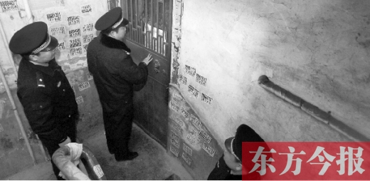 12月3日，鄭州市隴海路。執(zhí)法人員欲進(jìn)入一戶未辦狗證的居民家中，強(qiáng)行將狗帶走