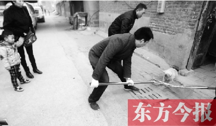 12月3日，鄭州市隴海路。執(zhí)法人員對(duì)一只“辦了證卻不系繩”的狗進(jìn)行捕捉