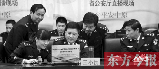 省公安廳廳長王小洪（中）和微博網友在進行交談，發(fā)現(xiàn)問題現(xiàn)場馬上解決