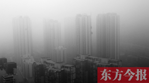 昨天早上，鄭州氣象臺(tái)發(fā)布大霧紅色預(yù)警，在霧霾籠罩下，鄭州市區(qū)的高樓大廈隱約可見