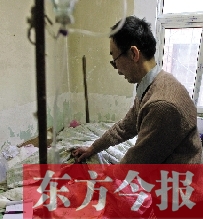 54歲的老楊把自己當做護士，不離不棄照顧著已成“植物人”的母親