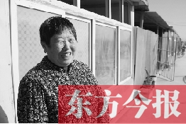 在京水村的臨時(shí)過渡區(qū)內(nèi)，一位大媽在儲(chǔ)存大白菜