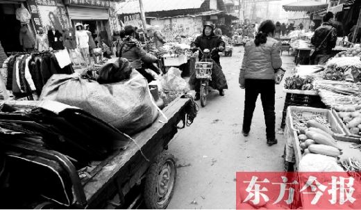 和所有的都市村莊一樣，老鴉陳也充滿著形形色色的人，窄窄的巷子因占道經(jīng)營(yíng)變得更加狹窄