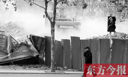 昨日，鄭州市未來(lái)路與緯四路交叉口一工地施工不除塵，加重了空氣污染