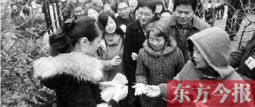 12月8日，鄭州市民排隊(duì)領(lǐng)取地鐵試乘劵。