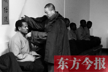 少林功夫講究禪武合一，坐禪當然少不了,別看就是坐坐，姿勢都要師傅教