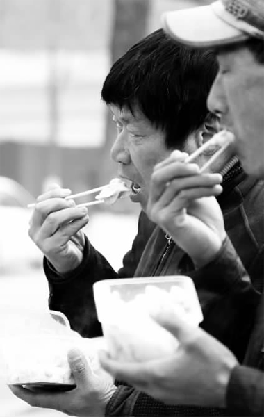 昨天，幾十名網(wǎng)友響應(yīng)王孝力的號(hào)召，送餃子給鄭州市南陽路立交橋下的務(wù)工人員