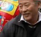采訪我先買個(gè)氣球吧！大爺霸氣回答