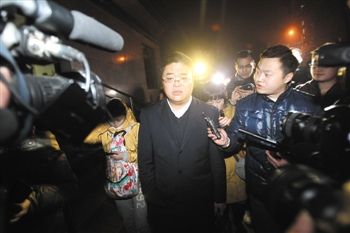 1月15日，重慶，庭審結(jié)束，張貴英的辯護(hù)律師接受媒體采訪。