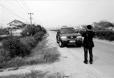 3月30日，一輛用來(lái)掃墓的軍車(chē)停放在合肥市小蜀山公墓附近。新華社發(fā)