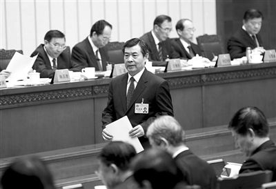 昨日，《消費(fèi)者權(quán)益保護(hù)法》修正案草案首次提交全國人大常委會(huì)審議，全國人大常委會(huì)法制工作委員會(huì)主任李適時(shí)作關(guān)于消費(fèi)者權(quán)益保護(hù)法修正案草案的說明。
