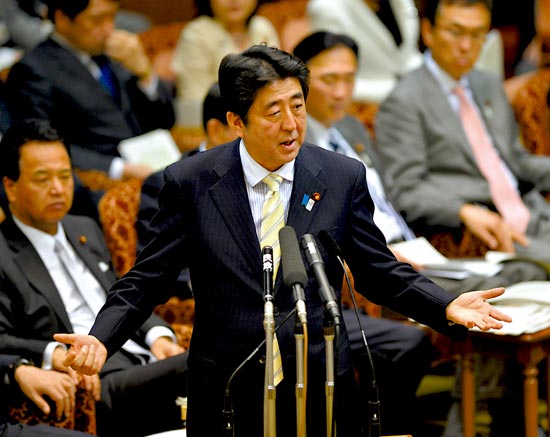 23日，安倍在參議院預(yù)算委員會發(fā)表講話。