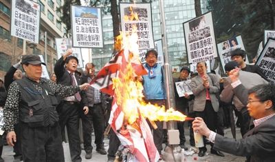  25日，首爾，韓國(guó)民眾舉行集會(huì)，抗議日本首相安倍晉三否認(rèn)侵略歷史、袒護(hù)內(nèi)閣大臣參拜靖國(guó)神社。