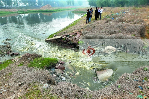 馬頭崗污水處理廠一處溢流口排放污水，異味明顯。