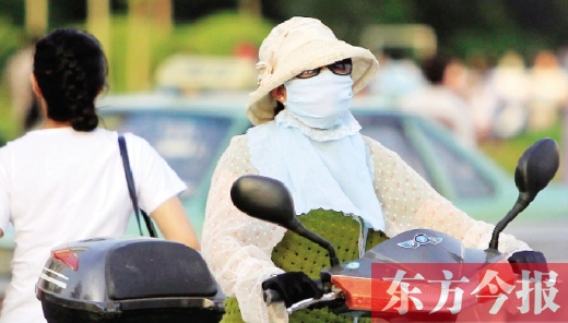 　昨日，鄭州街頭，一些女士全副“捂”裝，只為防暑防曬