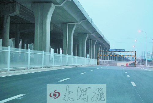 下穿隧道限高3米，不影響公交車通行。