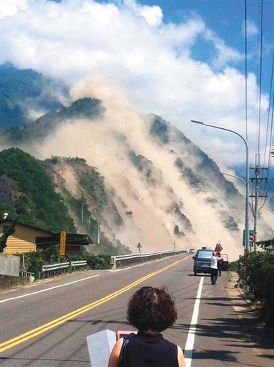 地震造成大面積山崩。網(wǎng)絡(luò)截圖