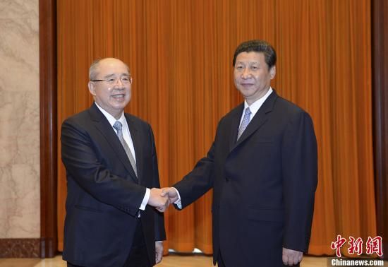 中共中央總書記習近平13日下午在北京人民大會堂會見了中國國民黨榮譽主席吳伯雄率領的國民黨大陸訪問團一行。中新社發(fā) 廖攀 攝