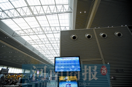 　鄭州東站三樓候車大廳，雖然空調(diào)處有涼風(fēng)吹出，但陽光通過頂棚照進(jìn)，導(dǎo)致整個(gè)大廳的空調(diào)制冷效果不明顯