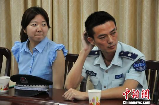 圖為參與“體驗式執(zhí)法”的兩名城管隊員。　張芹　攝
