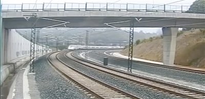 時速190公里的列車通過一個限速80公里的急轉(zhuǎn)彎。